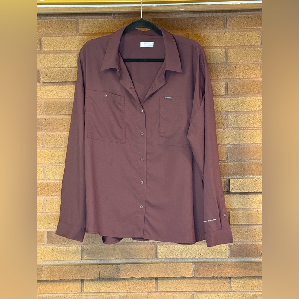 Columbia Omni-shade Maroon Button-Up Shirt